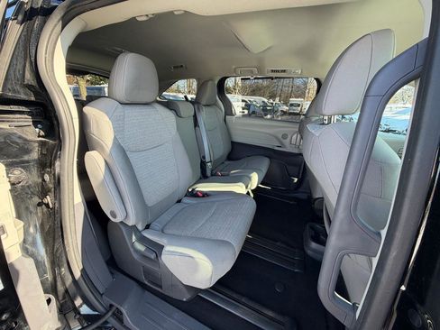 Used 2024 Toyota Sienna LE image 34