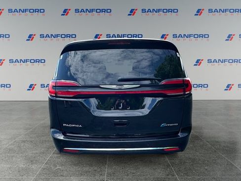 Used 2024 Chrysler Pacifica Limited FWD image 4