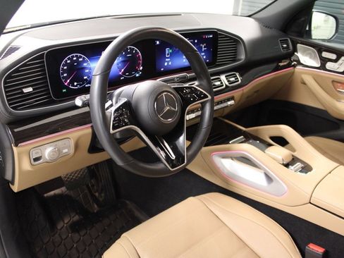 Used 2025 Mercedes-Benz GLS 450 4MATIC image 4