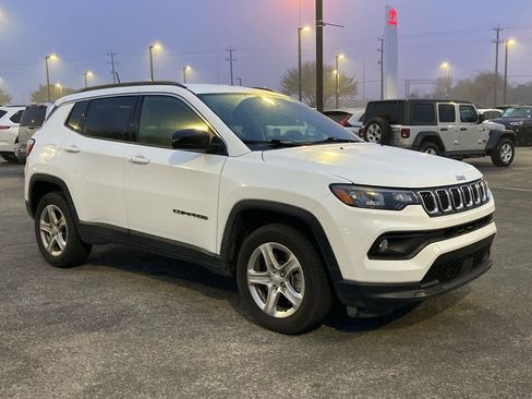 Used 2024 Jeep Compass Latitude image 3