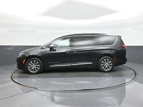 Used 2023 Chrysler Pacifica Pinnacle FWD image 4