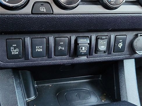 Used 2018 Toyota Tacoma SR image 21