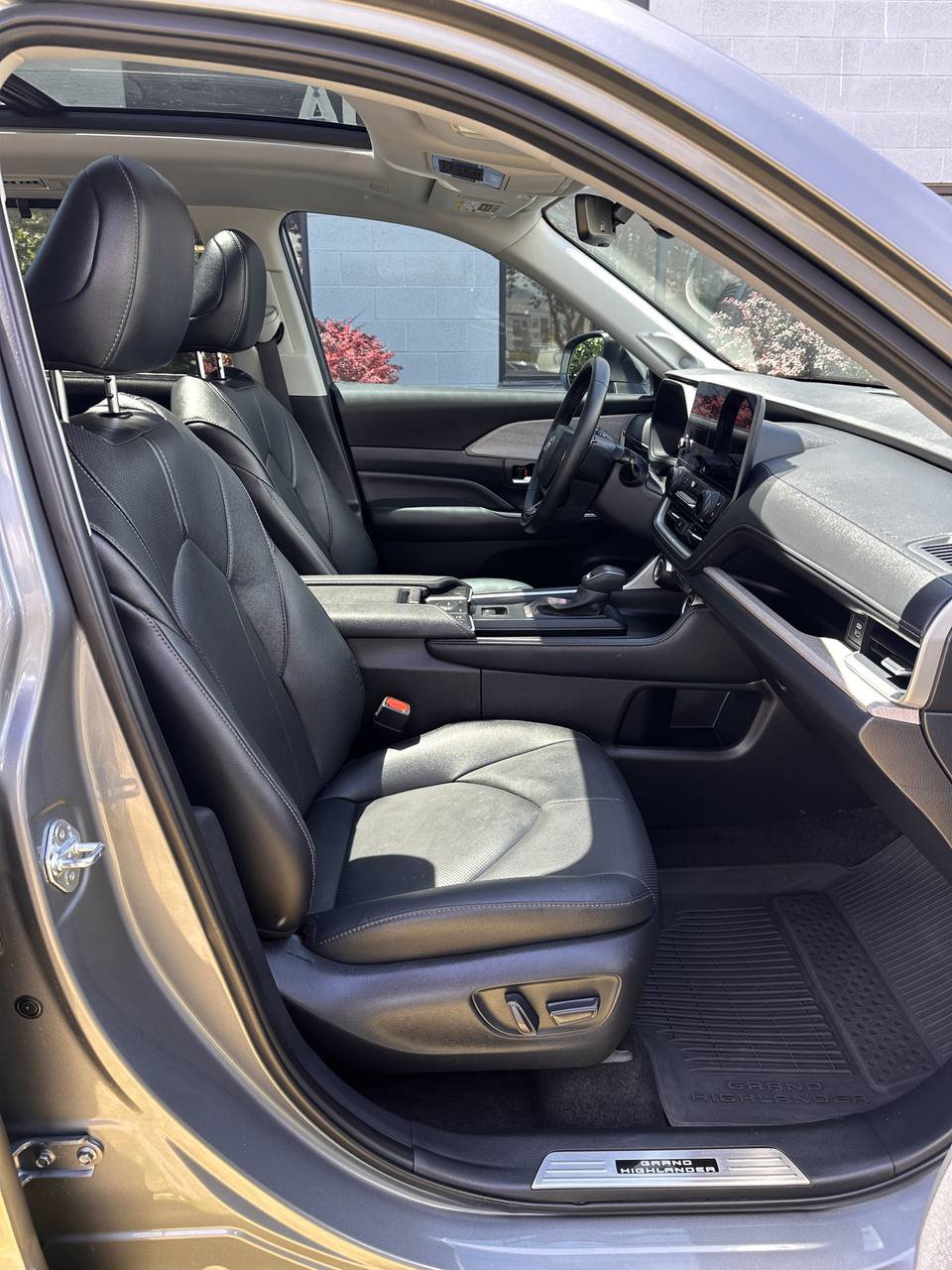 Used 2025 Toyota Grand Highlander AWD Hybrid w/ Blackout Package (GST) image 22