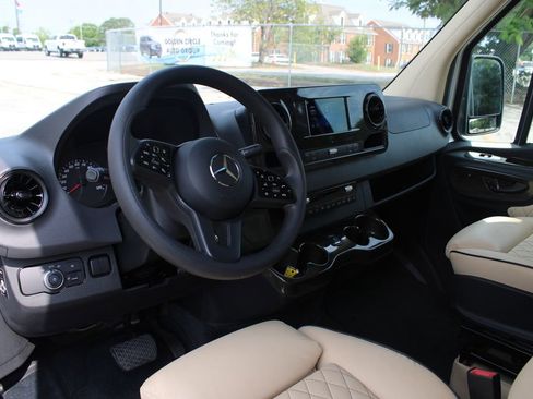 Used 2021 Mercedes-Benz Sprinter 3500 image 19