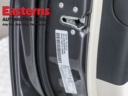 Used 2023 Chrysler Pacifica Touring-L FWD image 34