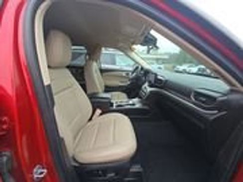 Used 2022 Ford Explorer XLT w/ Equipment Group 202A image 3