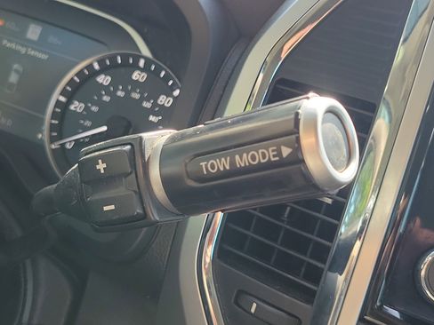 Used 2021 Nissan Titan SL w/ Moonroof Package AWD/4WD image 29