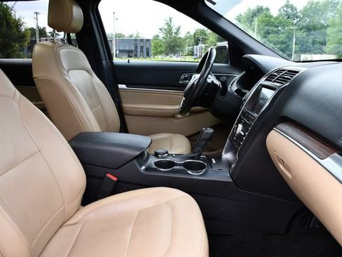 Used 2017 Ford Explorer Limited w/ Equipment Group 301A AWD/4WD image 32