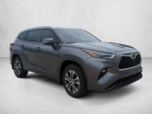 Certified 2024 Toyota Highlander XLE FWD image 3
