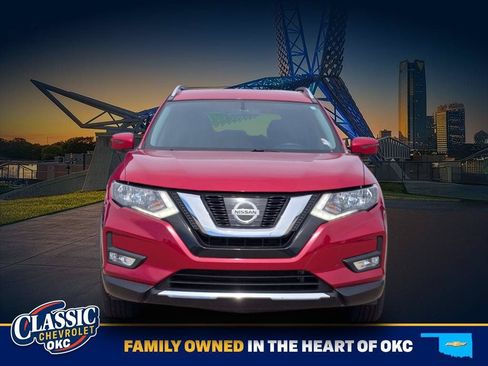 Used 2017 Nissan Rogue SV w/ SV Premium Package FWD image 2