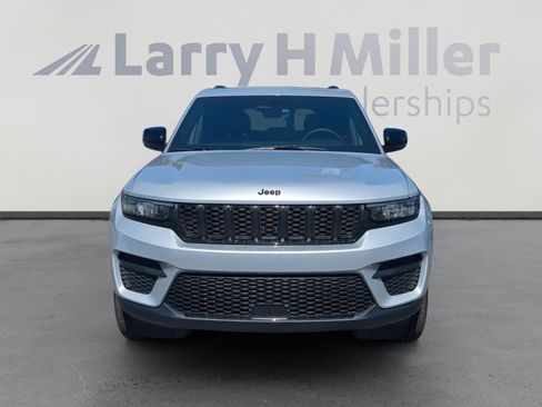 New 2025 Jeep Grand Cherokee Altitude image 8