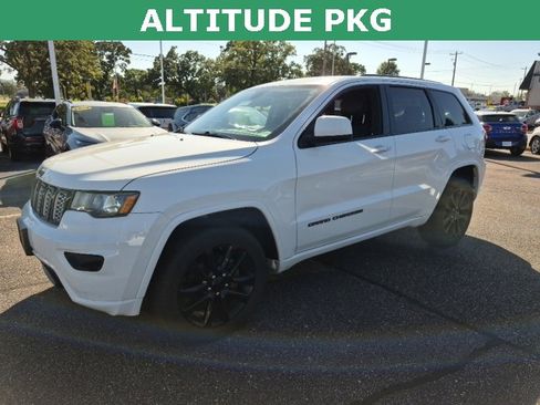 Used 2018 Jeep Grand Cherokee Altitude image 4
