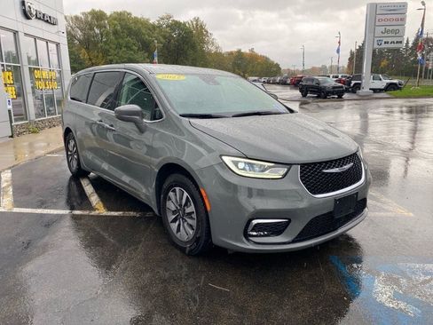 Used 2022 Chrysler Pacifica Touring-L image 7