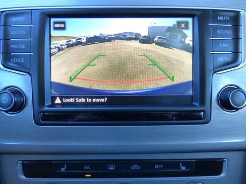 Used 2017 Volkswagen Golf SE image 11