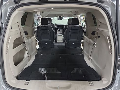 Used 2023 Chrysler Pacifica Touring-L image 14