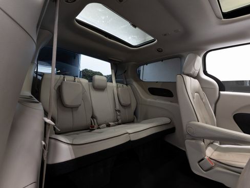 Used 2020 Chrysler Pacifica Limited image 25