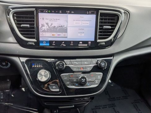 Used 2025 Chrysler Pacifica Select image 18