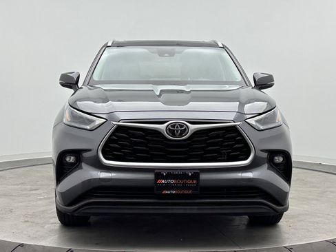 Used 2022 Toyota Highlander XLE AWD/4WD image 2