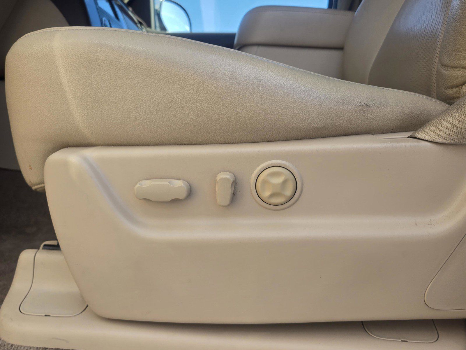 Used 2013 Chevrolet Suburban LTZ RWD image 14