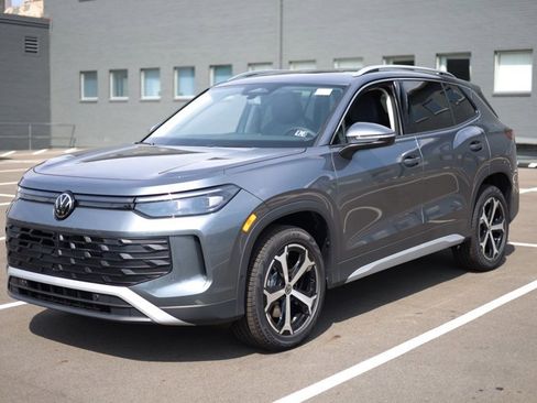 New 2025 Volkswagen Tiguan SE image 7