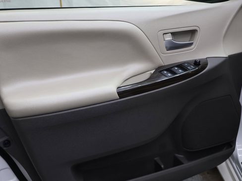 Used 2017 Toyota Sienna XLE image 15