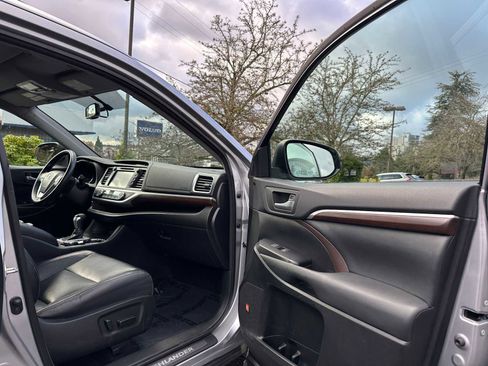 Used 2015 Toyota Highlander Limited image 11