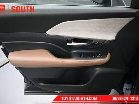 Used 2025 Toyota Grand Highlander AWD image 25