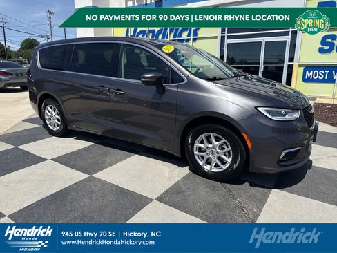 Used 2023 Chrysler Pacifica Touring-L FWD image 1