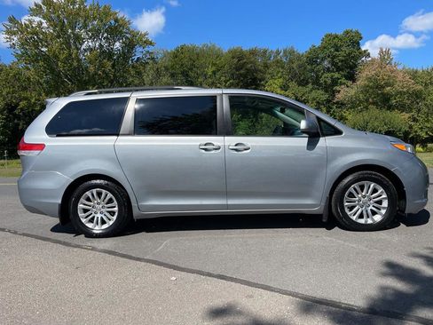 Used 2012 Toyota Sienna XLE w/ Entertainment Pkg image 38