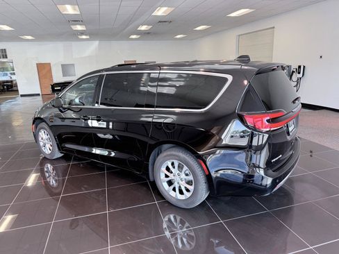 Used 2026 Chrysler Pacifica Limited FWD image 10