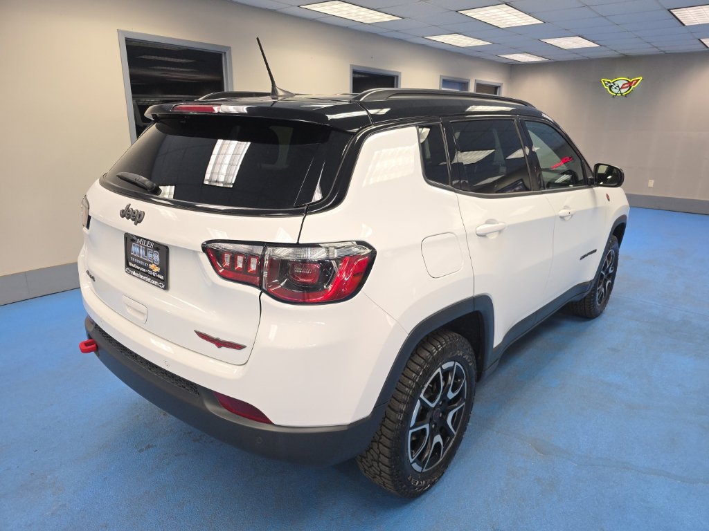 Used 2025 Jeep Compass Trailhawk AWD/4WD image 3