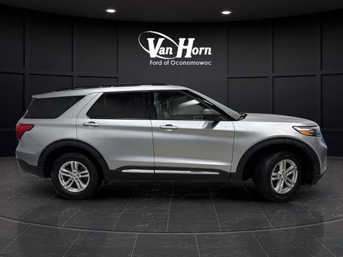 Used 2023 Ford Explorer XLT AWD/4WD image 2