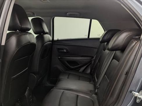 Used 2021 Chevrolet Trax LT w/ Premium Seat Package FWD image 17