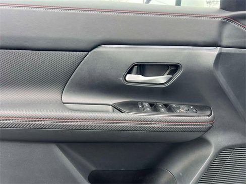 Used 2025 Nissan Kicks SR image 18