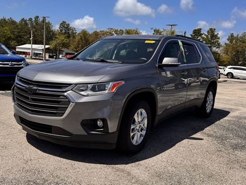 Used 2021 Chevrolet Traverse LT image 3