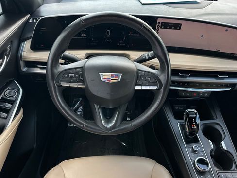 Used 2024 Cadillac XT4 Luxury w/ Cold Weather Package FWD image 17