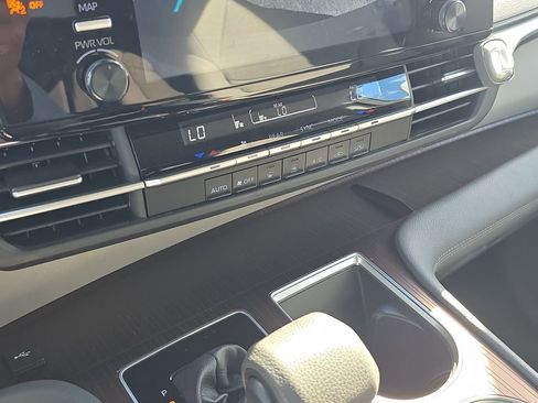 Used 2023 Toyota Sienna LE image 36