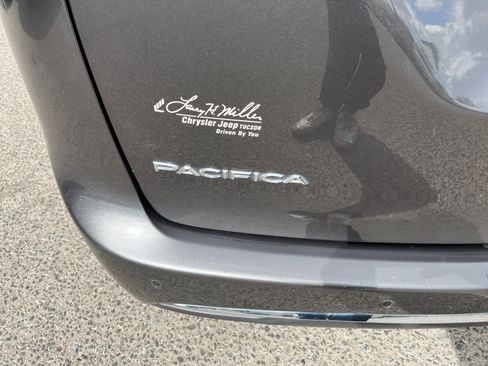 Used 2018 Chrysler Pacifica Touring Plus w/ Tire & Wheel Group FWD image 30