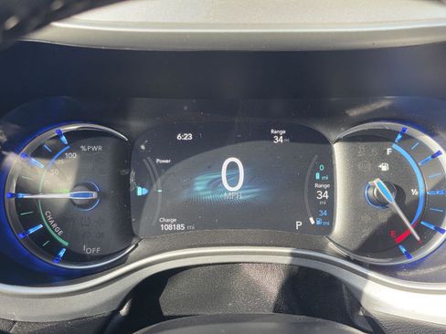 Used 2022 Chrysler Pacifica Touring-L w/ Uconnect Theater Family Group FWD image 23