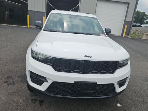 Used 2024 Jeep Grand Cherokee Altitude AWD/4WD image 3