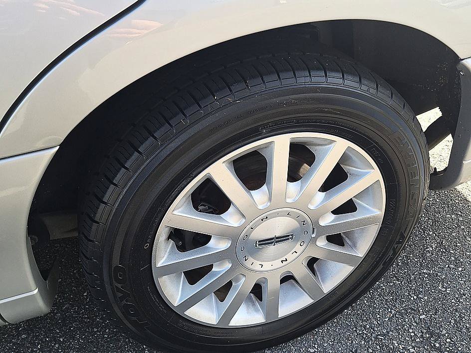 Used 2007 Lincoln Town Car Signature RWD image 29