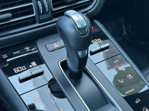 Certified 2022 Porsche Macan image 22