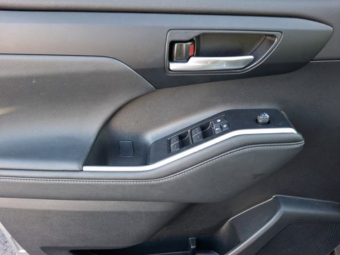 Used 2023 Toyota Highlander XLE image 12