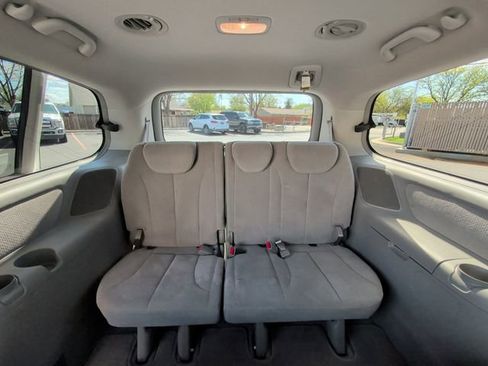 Used 2007 Hyundai Entourage GLS image 16