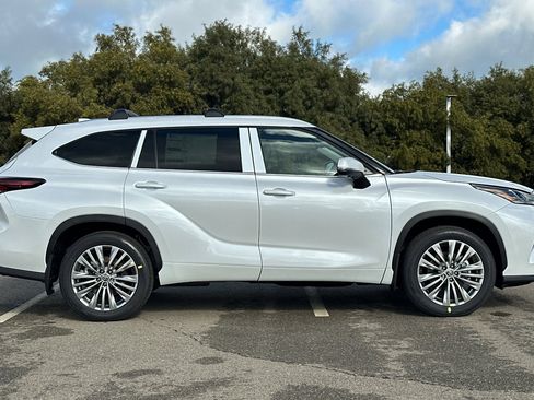 New 2026 Toyota Highlander XLE image 3