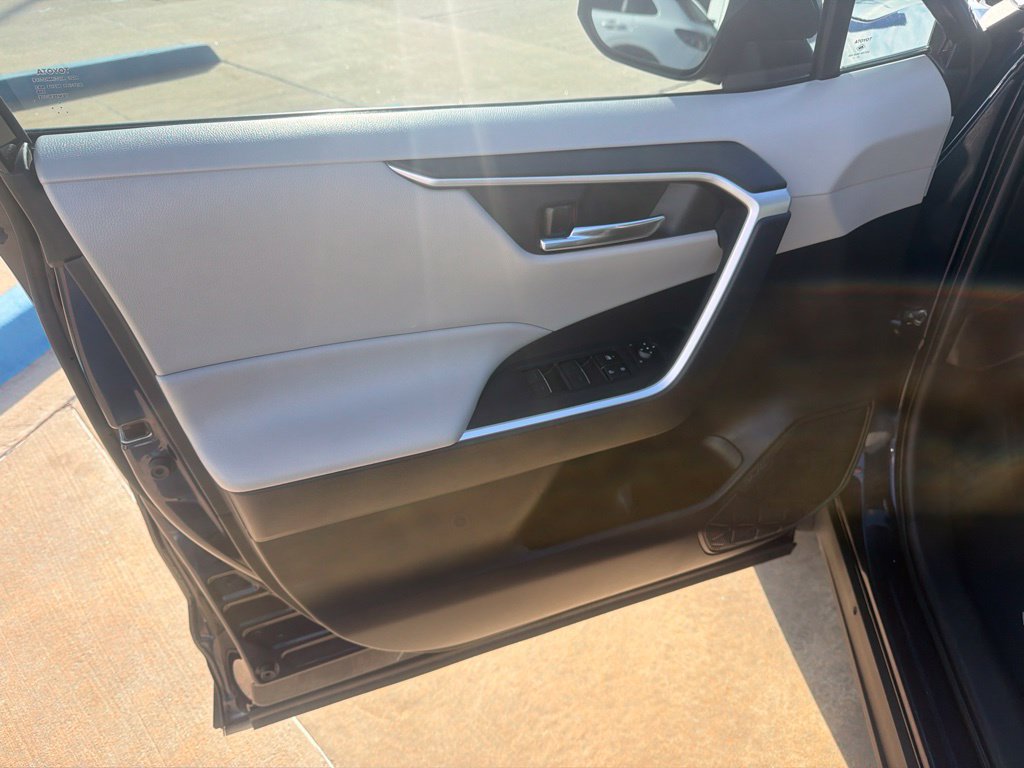 Used 2022 Toyota RAV4 XLE w/ Convenience Package FWD image 15