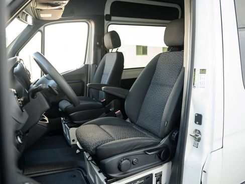 Used 2021 Mercedes-Benz Sprinter 2500 image 25