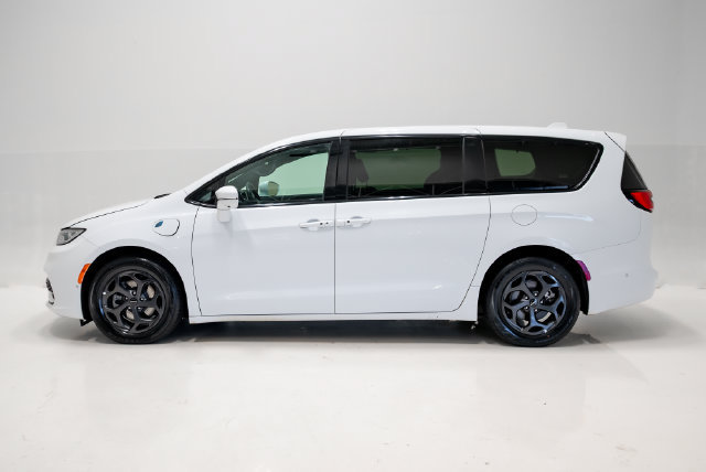 Used 2022 Chrysler Pacifica Limited w/ Uconnect Theater Family Group FWD image 38
