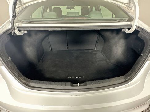 Used 2017 Hyundai Elantra SE FWD image 24
