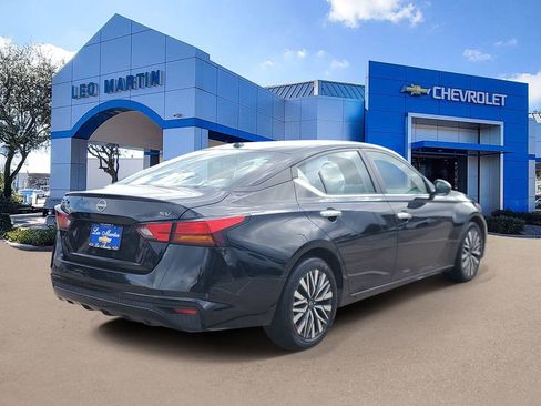 Used 2024 Nissan Altima 2.5 SV image 3